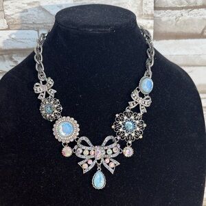 BETSEY JOHNSON  ICONIC CRYSTAL INLAY BOWS THE STRAND FRONTAL NECKLACE